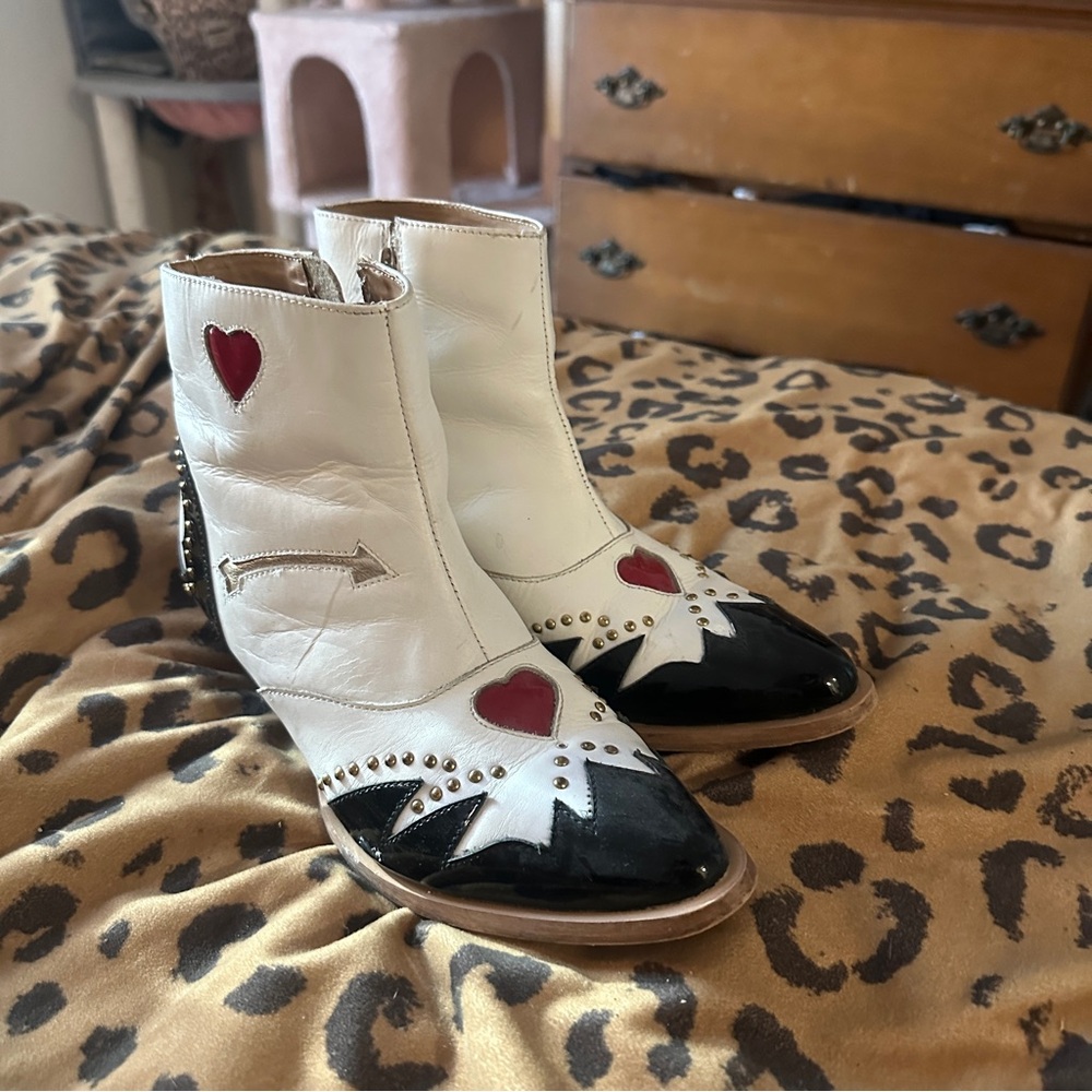 White cowboy boots with detail